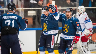 Juuso Puustinen, Veli-Matti Savinainen och Pekka Jormakka firar mål.