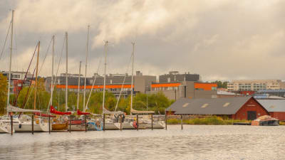 Bild på Wilenius båtvarv och västra åstranden i Borgå, var det är planerat att det skall byggas en ny gästhamn.