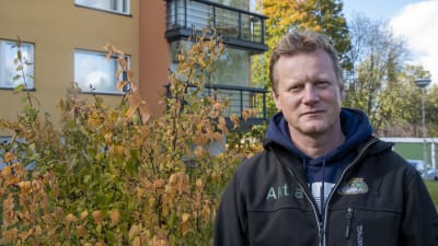 Peter Salminen står framför huset på Parkgatan 5.