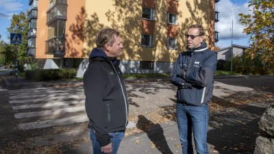 Peter Salminen och Per-Henrik Winquist står utanför huset på Parkgatan 5 i Lovisa.