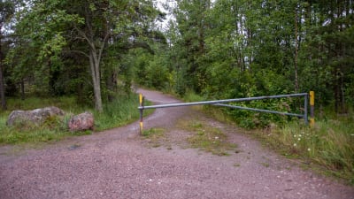 En vägbom i skogen