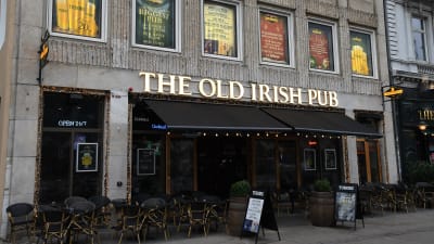 The Old Irish Pub i Danmark. Fasaden från gatan med uteservering.