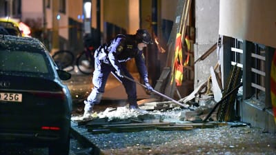 Polis röjer upp efter sprängdåd vid bostadshus på Östermalm. 