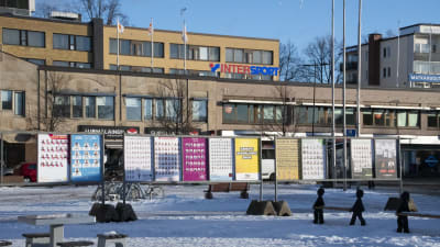 Valreklam på Borgå torg inför välfärdsområdesvalet. 