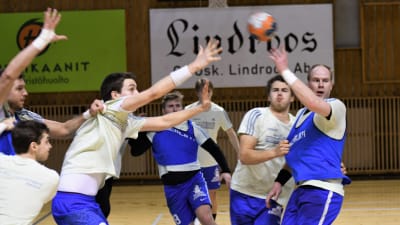 Benny Broman försöker hitta sin center under ett träningspass under våren 2019.