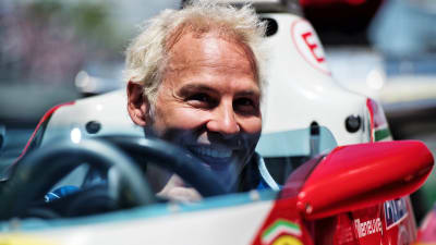 Jacques Villeneuve sitter i en bil och ler