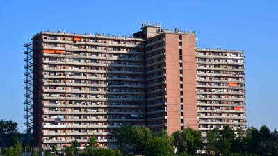 De flesta som bor i Hotel House är migrantarbetare med familjer som lever under knappa omständigheter.