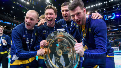 Svenska handbollsherrar firar med trofé.