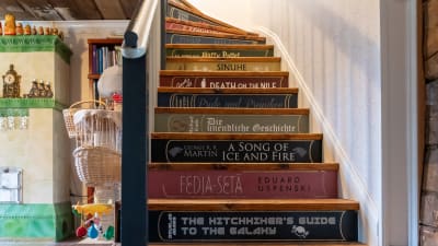 Roberta Roos trappor till övre våningen är dekorerade med boktitlar