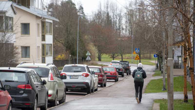 En elev med ryggsäck går längs Fredsgatan i Borgå.