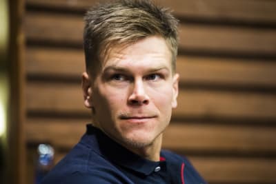 Matias Strandvall under en presskonferens.