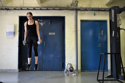 Jenni Saarinen tränar i gym.