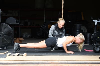Ryttaren Stella Hagelstam tränar styrka tillsammans med coachen Tuire Havia.