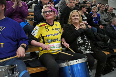 Marina Tolonen och Carita Liljendal bland Lovisa Tor supportrar.