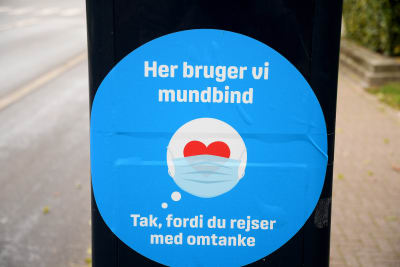 "Här använder vi munskydd - tack för att du reser med omtanke". Munskydd är obligatoriska bland annat i kollektivtrafiken i Köpenhamn.