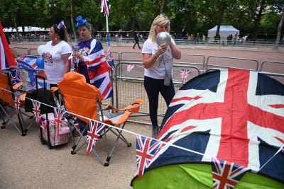 Brittiska fans slår upp tält i London.