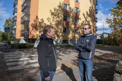 Peter Salminen och Per-Henrik Winquist står utanför huset på Parkgatan 5 i Lovisa.