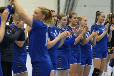Finlands handbollsdamer applåderar på rad.