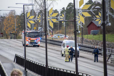 Brandbil och poliser på Mannerheimgatans bro i Borgå efter en olycka.