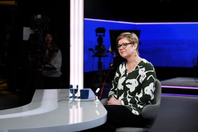 Inrikesminister Krista Mikkonen sitter i en tv-studio. 