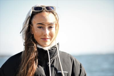 Linda Nyman vid havet i Esbo, mars 2023.