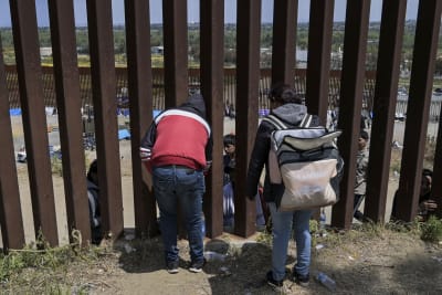 Människor bistår migranter som inte kommer vidare från gränsområdet Tijuana-San Diego 12.5.2023. 