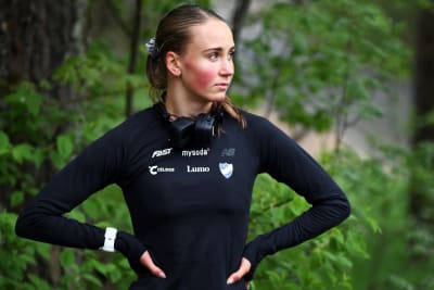 Viivi Lehikoinen tränar i Djurgårdsparken våren 2023.