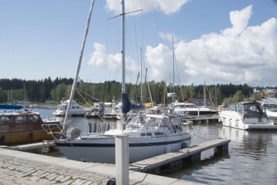 Borgå gästhamn, segelbåt i förgrunden.