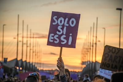 En person håller en banderoll där det står "Solo Si es SI" (Bara ja är ja) under en demonstration med anledning av den internationella kvinnodagen i Sevilla, Spanien,