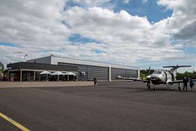 Kaféet, flygplanshallar och ett flygplan på Pyttis flygplats.