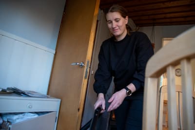 En kvinna dammsuger.