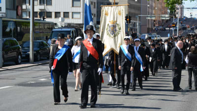 Nypromoverade doktorer vid Åbo Akademi vandrar i procession till gudstjänst i Åbo domkyrka.