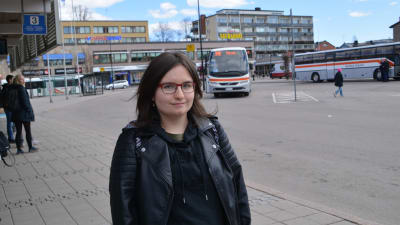 Daniela Ikäheimo på busstationen i Borgå