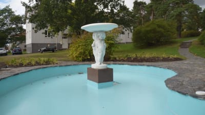 Fontänen och skulpturen Rulle och Arthur  i Ekenäs.