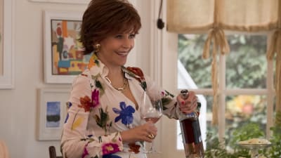 Jane Fonda häller upp ett glas och kan gott skåla för evig ungdom.