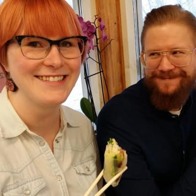 Laura Antola ja Henri Koskinen hyväntuulisinä vegaanihaasteen viimeisenä päivänä.