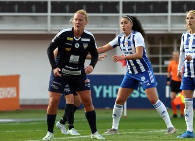 Anna Westerlund och Ria Karjalainen håller koll på varandra på fotbollsplanen.