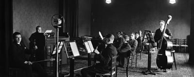 Yleisradion radio-orkesteri Aleksanterinkadun studiossa vuonna 1927.
