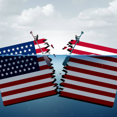 Amerikansk flagga som är skuren itu.
