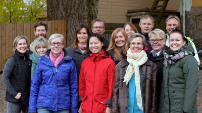 Gruppbild på största delen av de personer som jobbar vid Yle Västnyland i oktober 2017. 