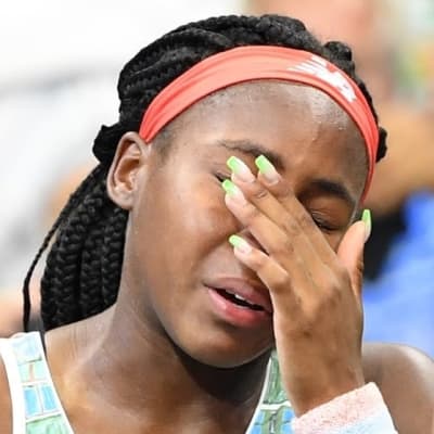Naomi Osaka tröstar Coco Gauff. 