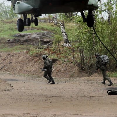 Sotilaat harjoittelemassa helikopterista laskeutumista.