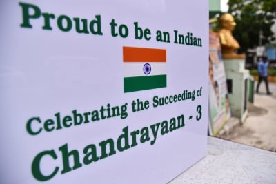 En skylt vid en vägkant firar Indiens ambitiösa rymduppdrag. 