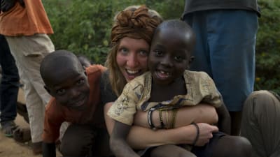 Sofia Jern och två små pojkar i Kenya.