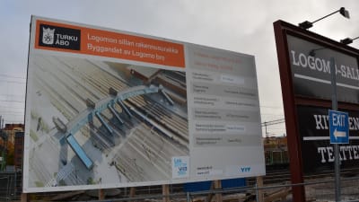 Skylt vid byggplatsen.