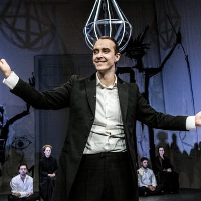 En scen ur Richard iii på Dramaten 2014