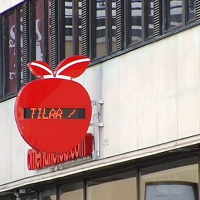 Helsingin Omena-hotellin julkisivu ja omenanmuotoinen näyttötaulu, josta näkee, onko hotellissa tilaa.