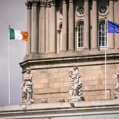 Irlannin ja EU:n lippu patsaiden seassa