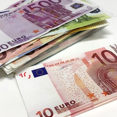 Kaksi setelinippua. Toisessa paljon isoja seteleitä ja toisessa muutama kymmenen euron seteli. 