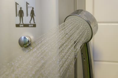 En dusch som är på